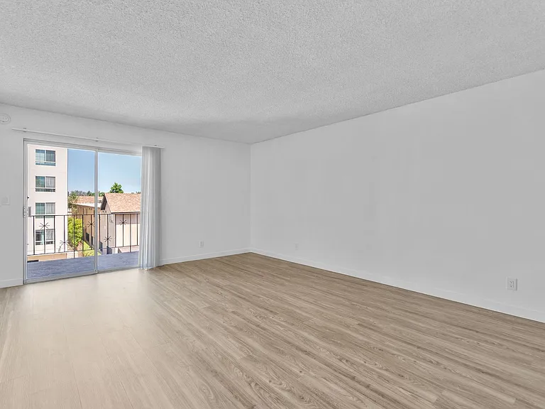 Encino Park West Apartments — Photo 14