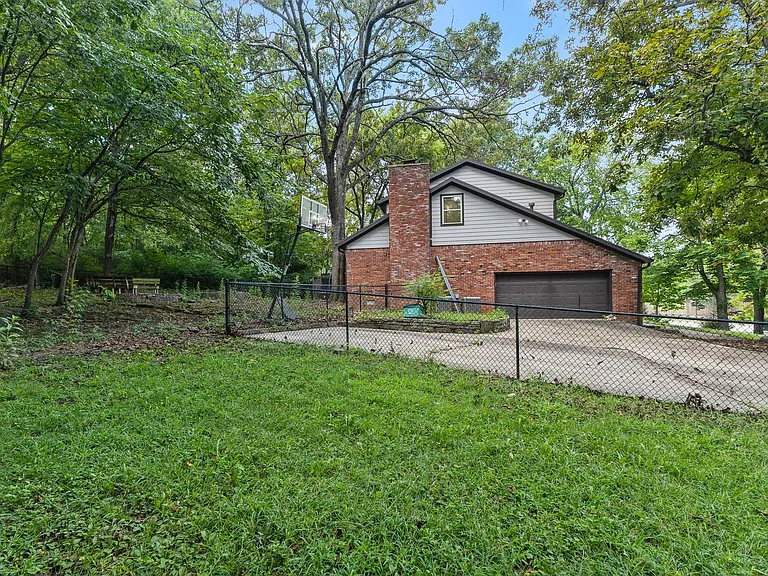 2825 E Inwood Ln — Photo 29
