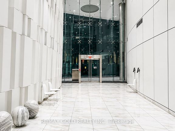 4th image of 12 York St #2606