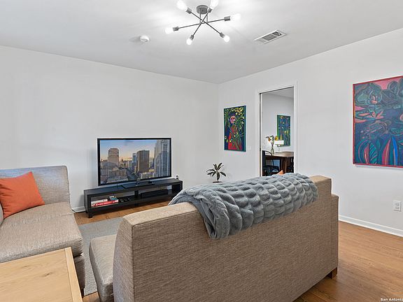 4th image of 604 Dartmouth St
