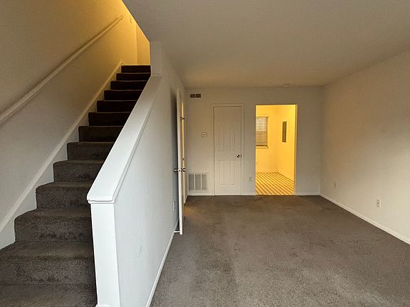 4th image of 530 Forest St #530