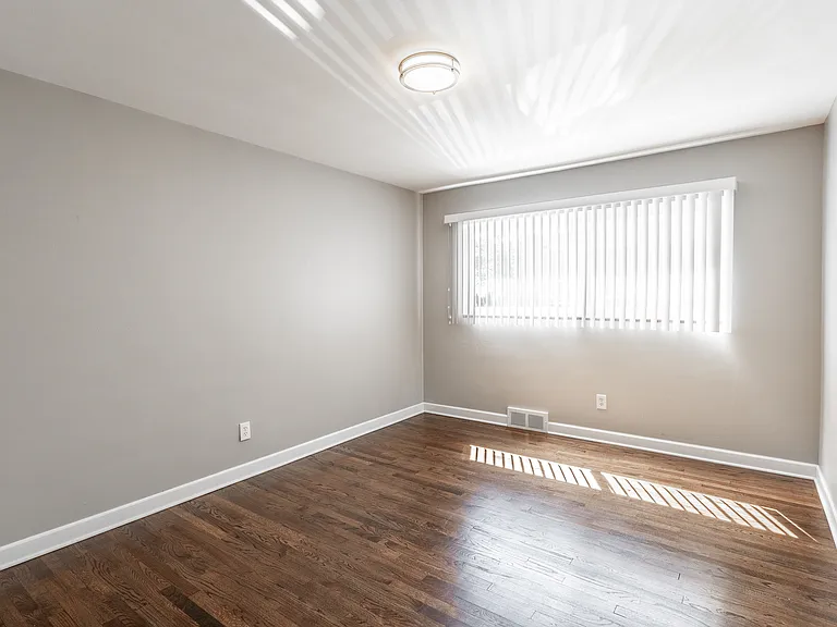 1909 Gardenia Ave #7 — Photo 3