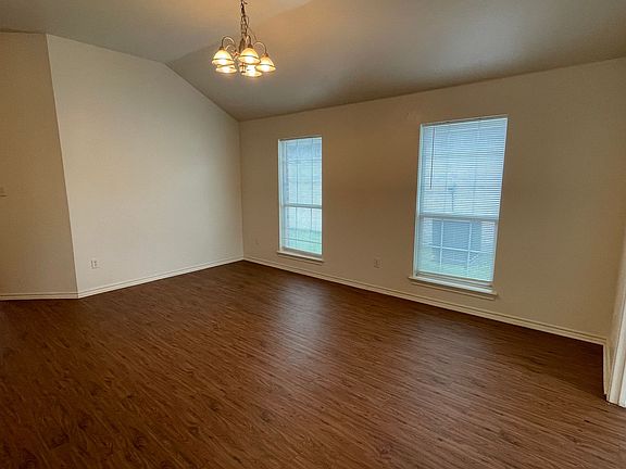 5th image of 921 Simon Dr