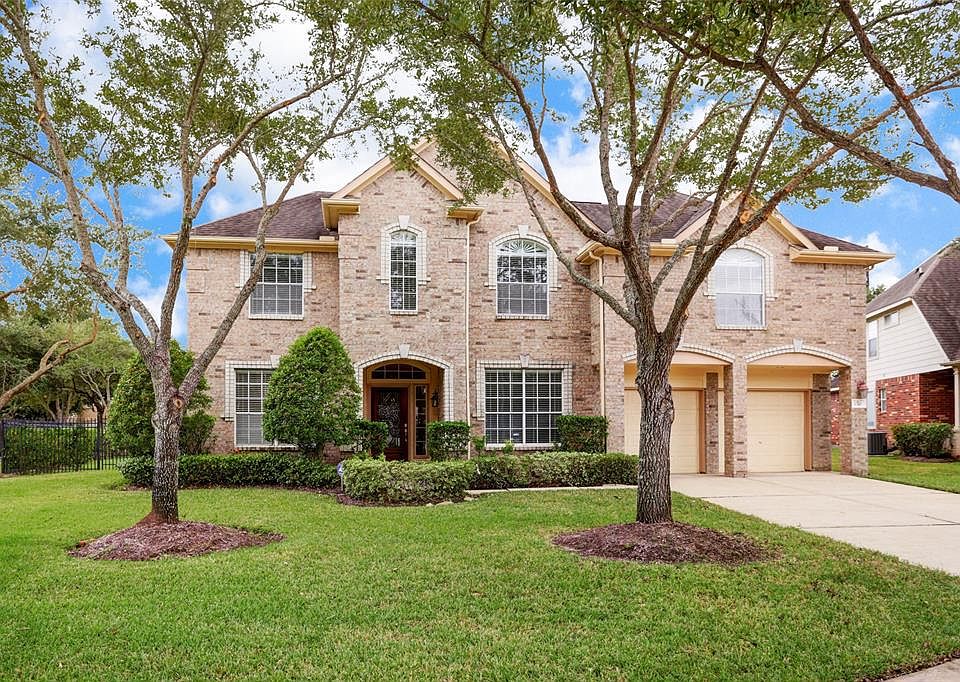 1310 Rene Ct. Located on a corner lot in a cul-de-sac, in the Brandon's Pointe subdivision of New Territory. Quick walk to the community pool and nearby parks!