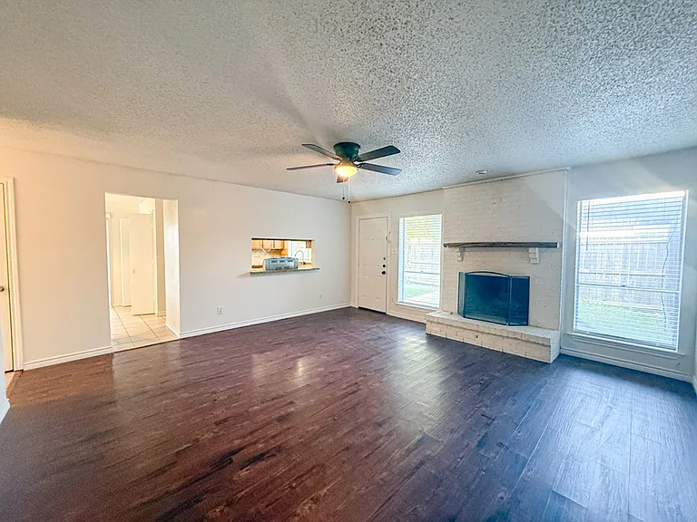 612-614 Towne House Ln — Photo 7