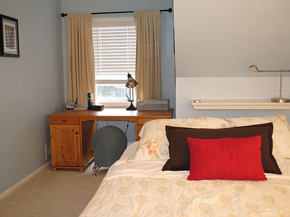 Guest room/ office with closet