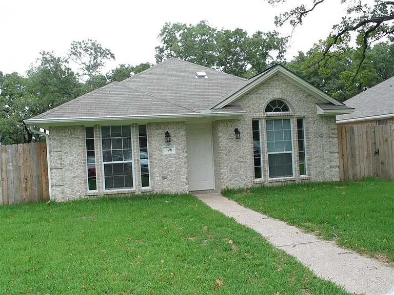 306 Fairway Dr — Photo 1