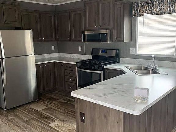 Upgraded cabinets, floor 