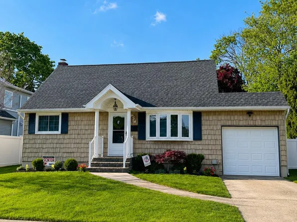 235 N Kings Avenue, Massapequa, NY 11758