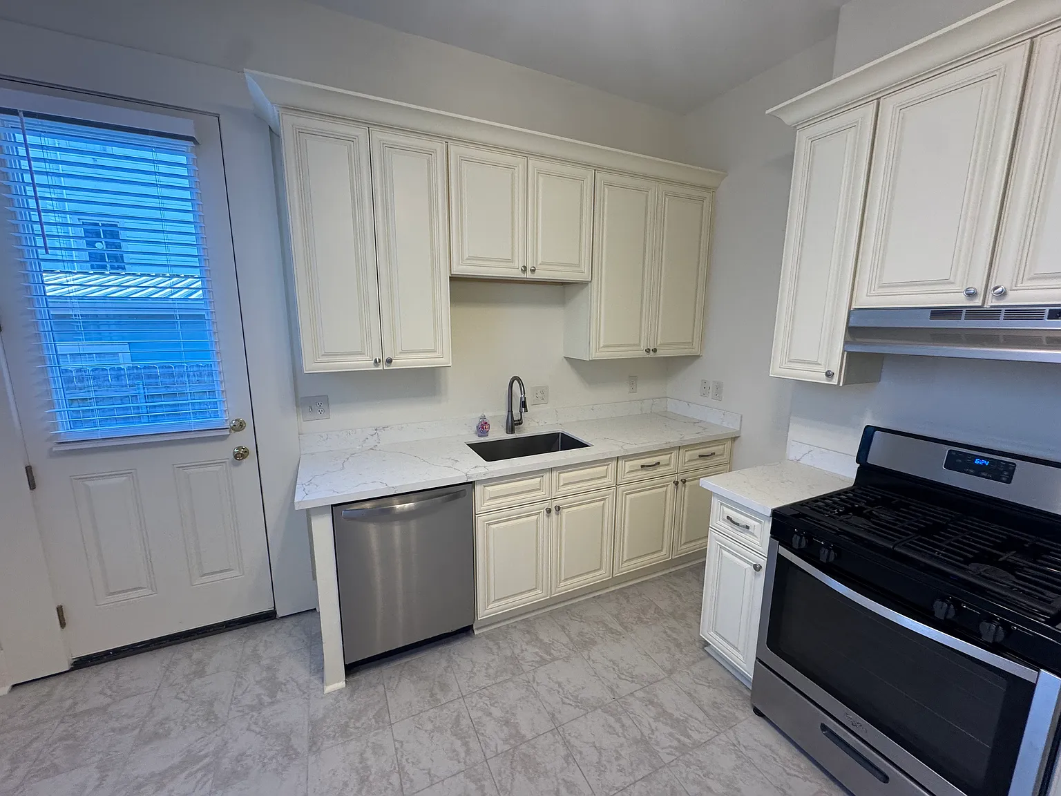 3 bed, 1.5 bath, 1700 sqft, $2,975 — Photo 4