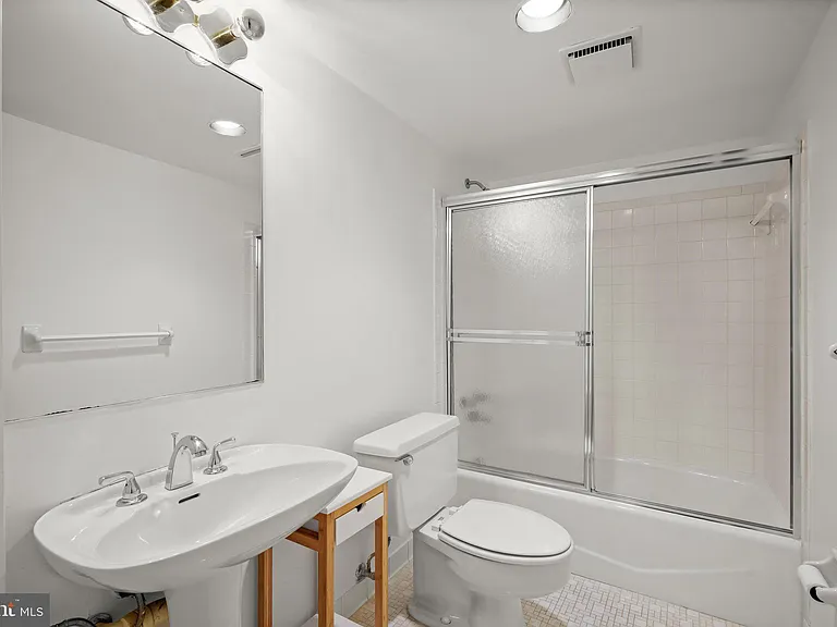 9809 Hall Rd — Photo 49