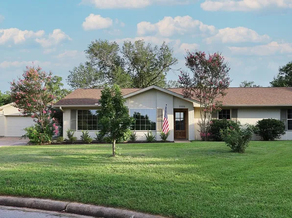 2500 Briarwood Cir, Bryan, TX 77802