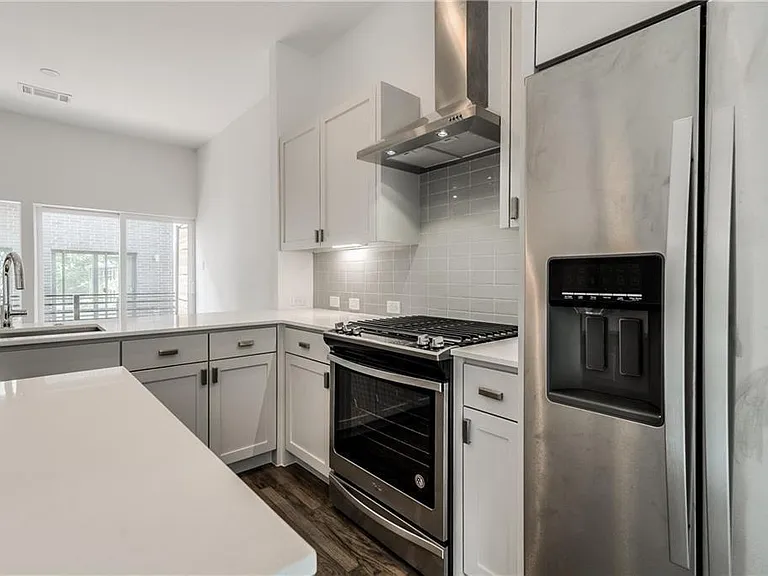 2290 N Fitzhugh Ave #20 — Photo 8