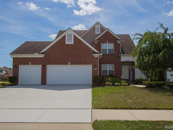 29326 Debbie Dr, Chesterfield, MI 48051