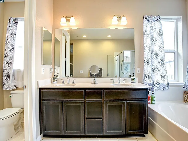 4672 Contralto Dr — Photo 32