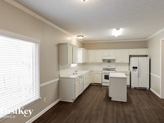 4th image of 571 Hilton Ave