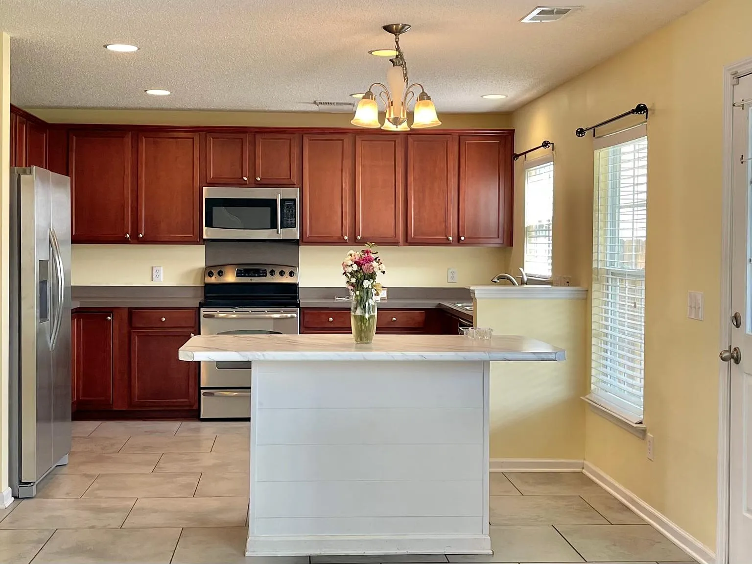 4 bed, 2.5 bath, 2364 sqft, $2,350 — Photo 3