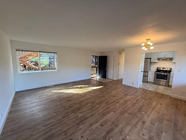 Scenic Ave Duplex — Photo 2