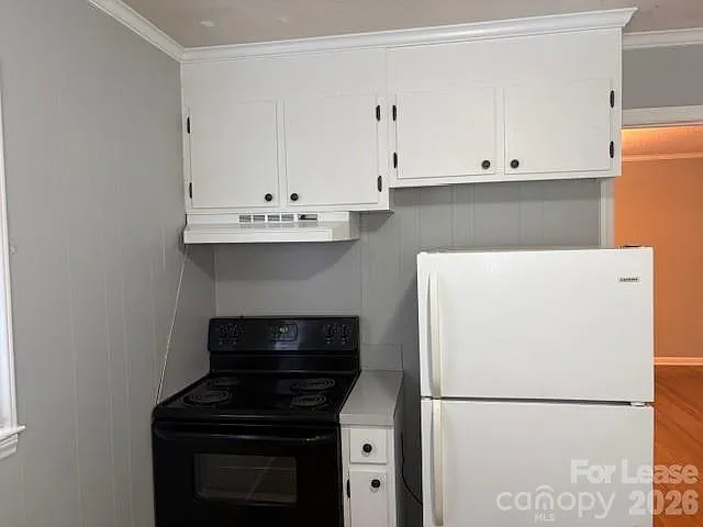 909 Grace Ave — Photo 6