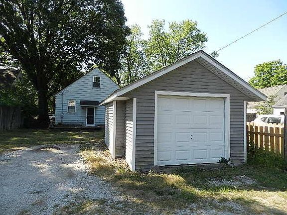 2nd image of 122 E Royal Forest Blvd