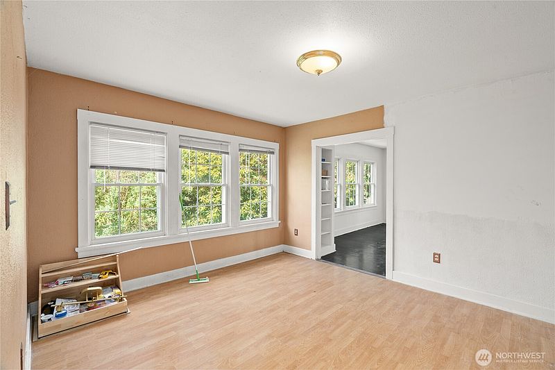 5th image of 409 W 5th Street
