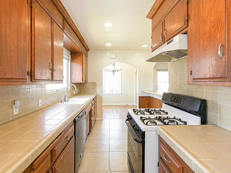 10929 Whitegate Ave — Photo 19