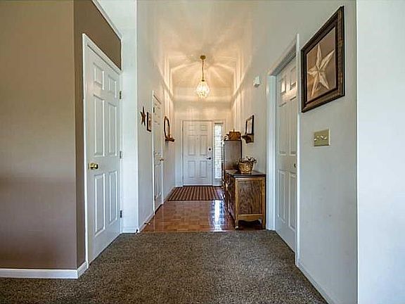 Entry/Foyer.