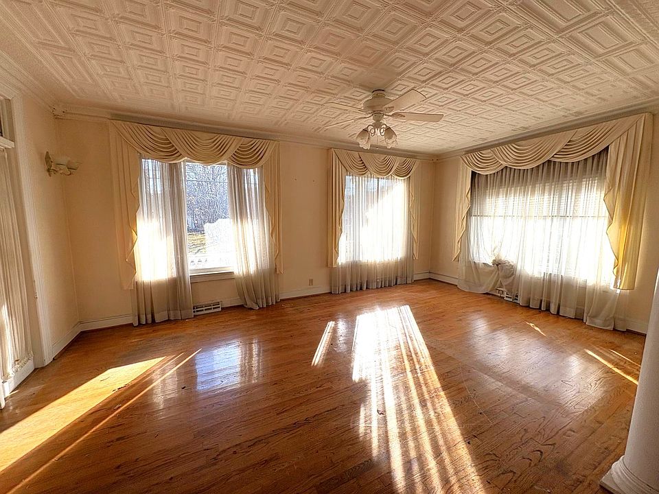 1st image of 30 Riverside Dr