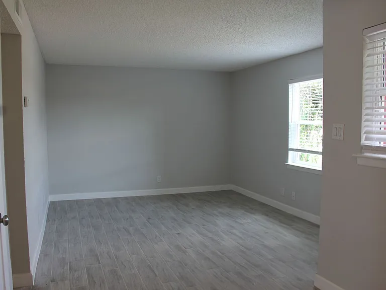 Lions Court Apartments — Photo 37