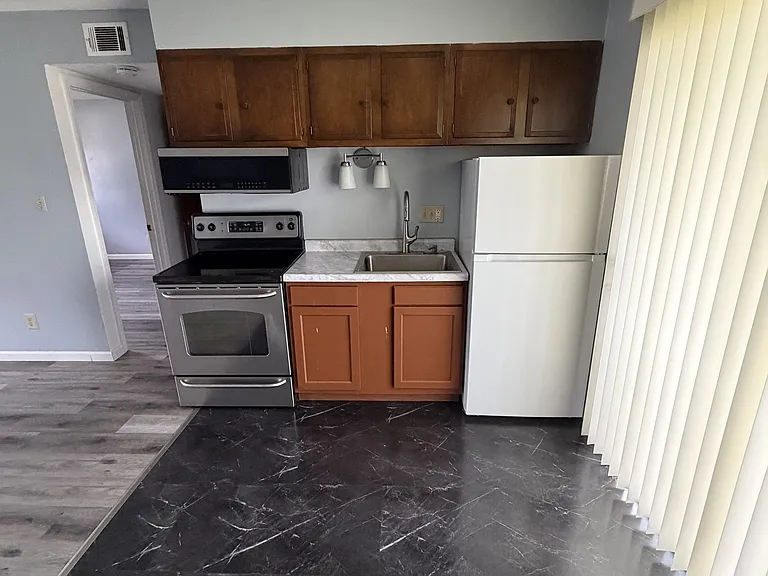 1004 S College St #8 — Photo 2
