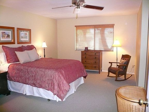 Large master suite w/ walk in closet