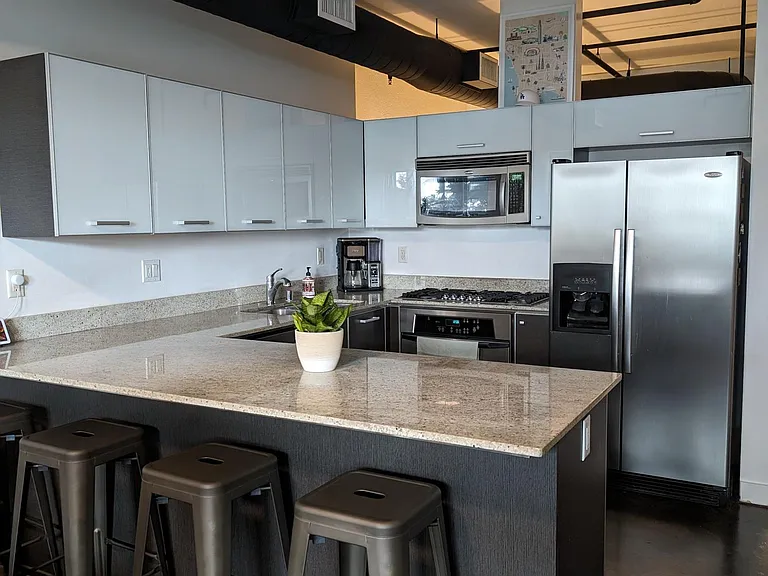 Open kitchen, plenty storage