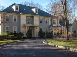 18 Hampton Dr, Woodbridge, CT 06525