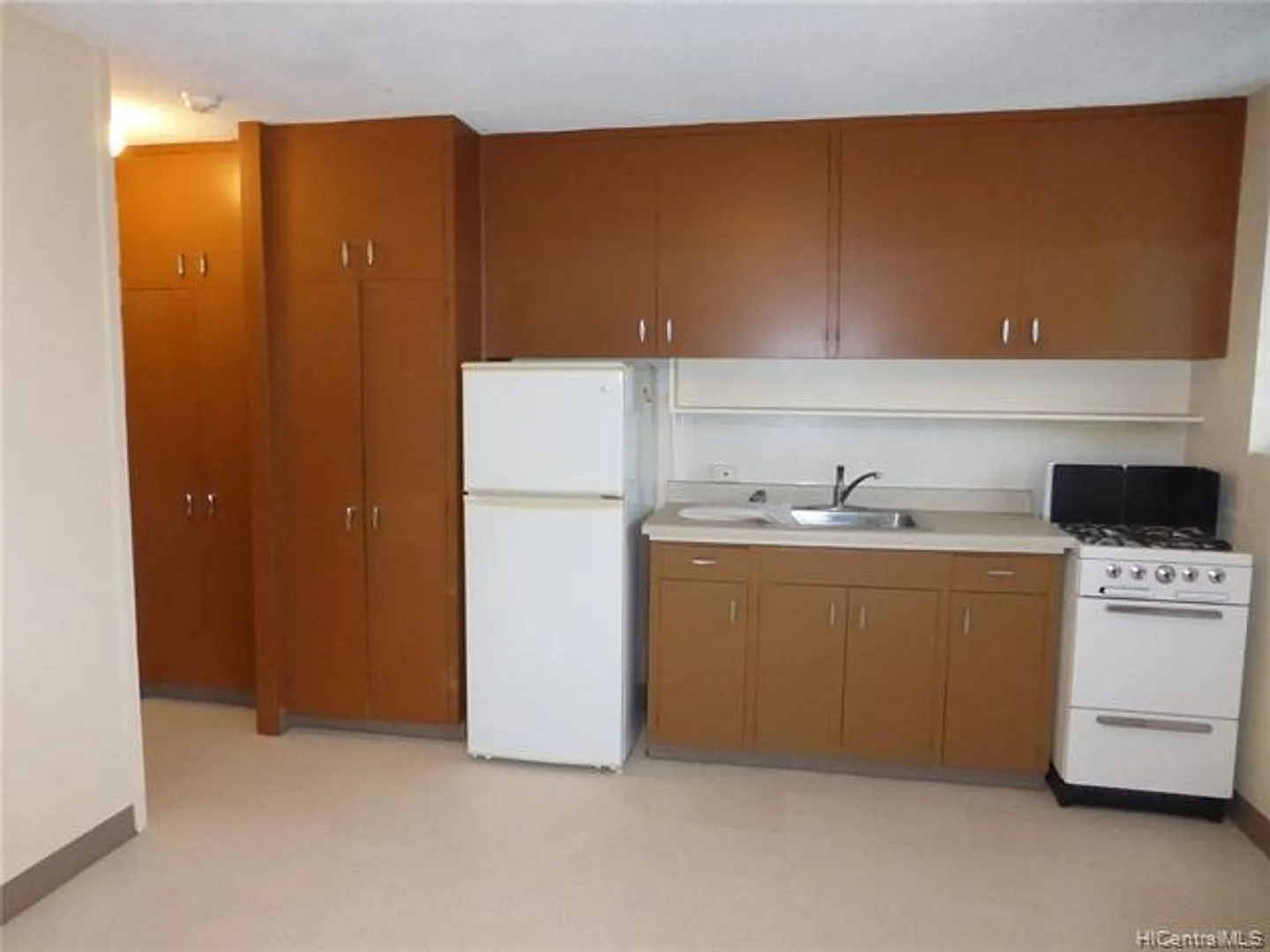 Centrally Located 1-Bedroom Walk-Up Apartment Minutes to Downtown & Queens Hospital — Photo 1