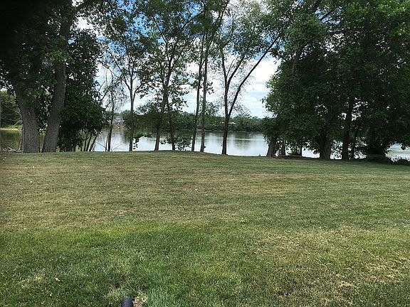 View of lake fro rear of con