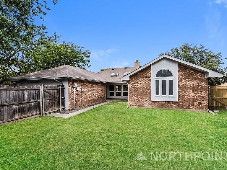 404 Derby Ln — Photo 15