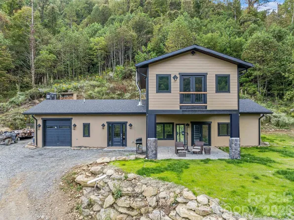 945 Roaring Fork Rd, Hot Springs, NC 28743