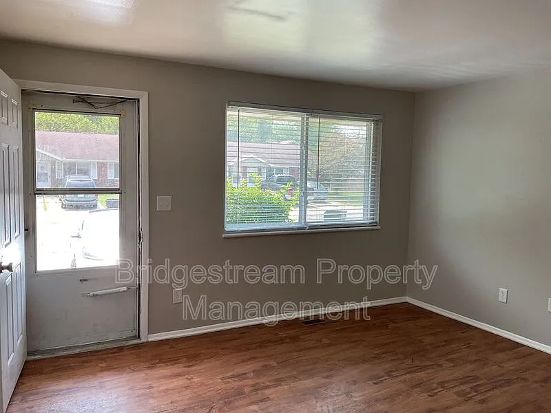 2 bed, 1.0 bath, $950 — Photo 4