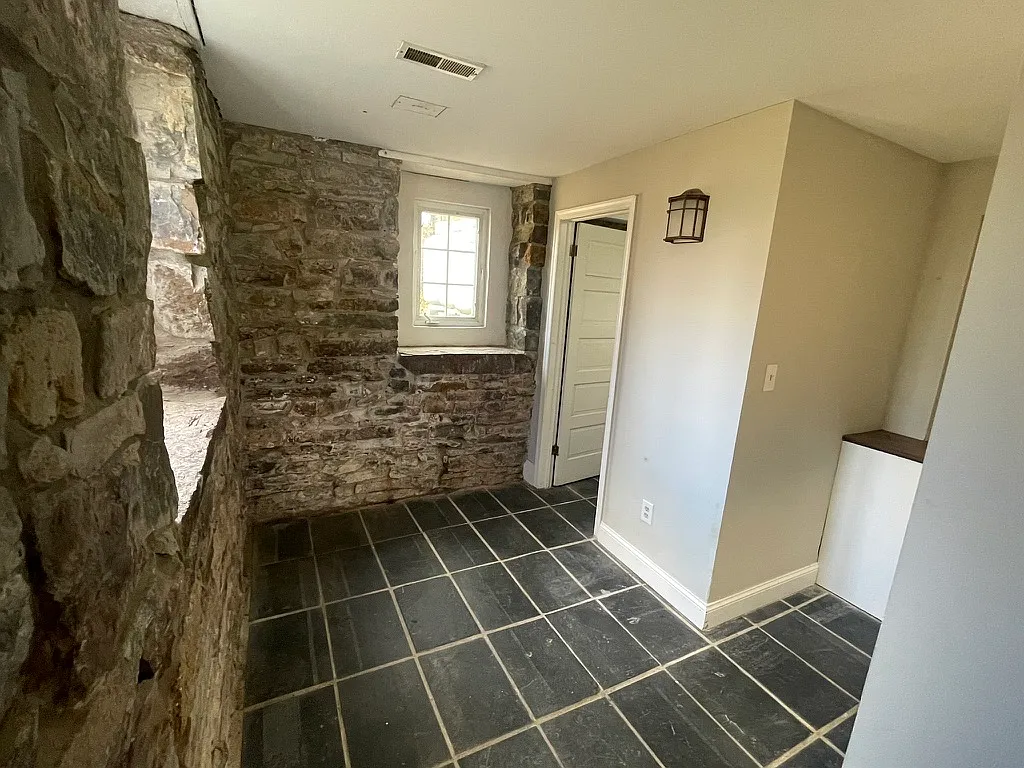 4 bed, 1.5 bath, 1738 sqft, $3,095 — Photo 3