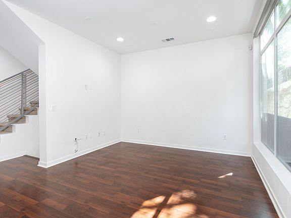 2nd image of 2924 Rowena Ave Unit 4