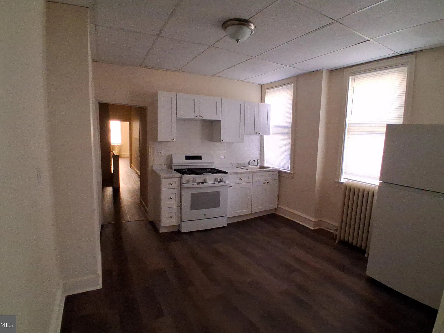 2 bed, 1.0 bath, 1944 sqft, $1,400 — Photo 4