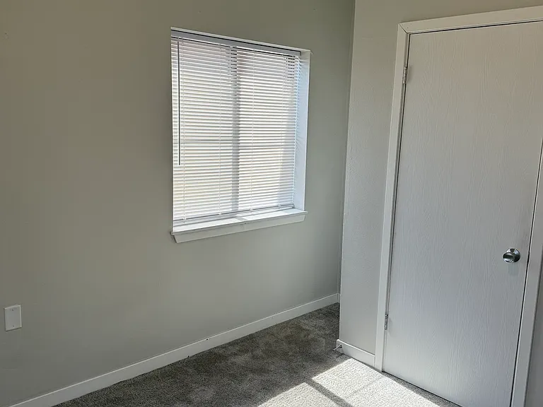 325 E College St #S — Photo 16