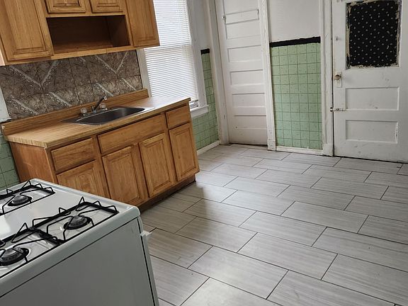 5th image of 539 Sandford Ave