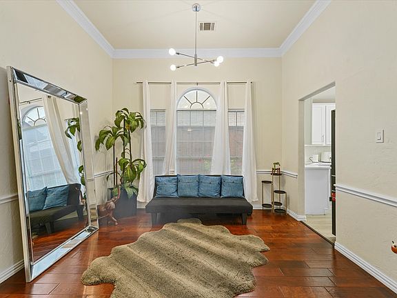 5th image of 1040 Essex Dr