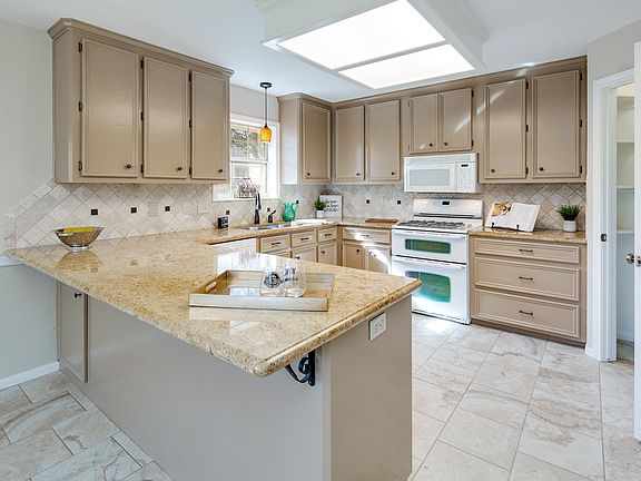 5th image of 606 Castlebrook Dr