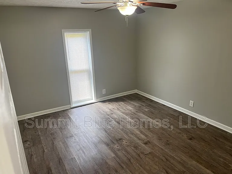 555 N Dupont Ave — Photo 7