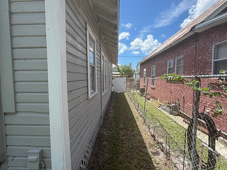 2317 W Chestnut St — Photo 17