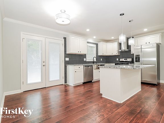 4th image of 725 San Fernando Dr SE