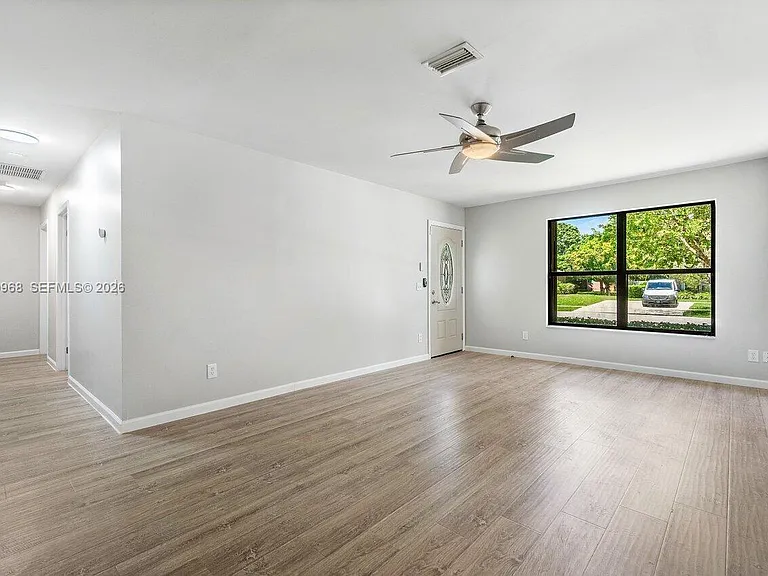 1367 Riverside Cir — Photo 2