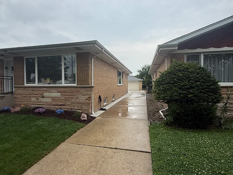 4521 N Plainfield Ave — Photo 2